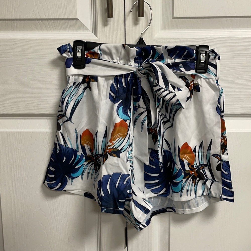 Flowy shorts with elastic waist band